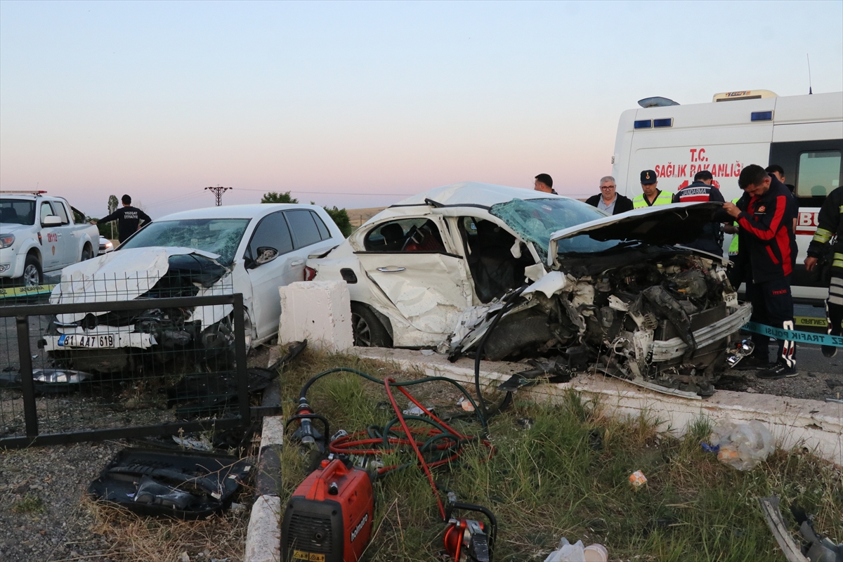 YOZGAT (AA) – Yozgat’ta 2 otomobilin çarpışması sonucu 2 kişi