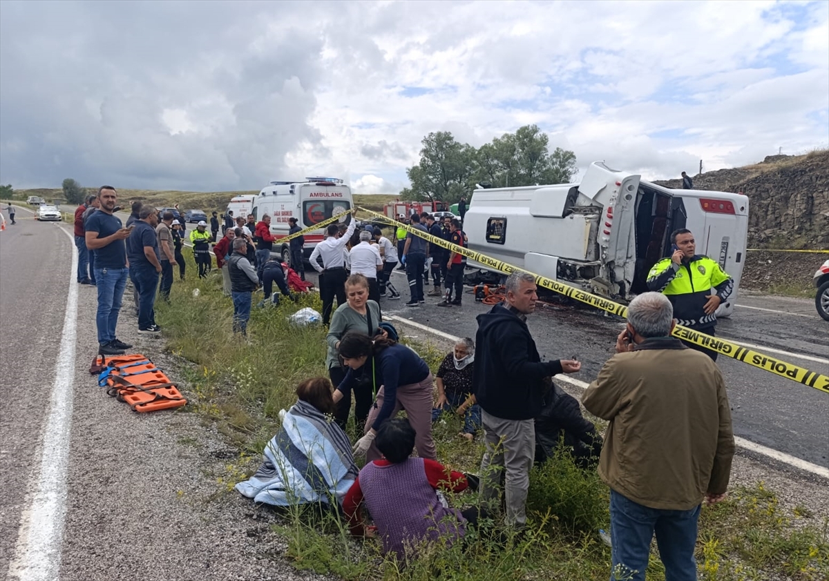 YOZGAT (AA) – Yozgat’ın Akdağmadeni ilçesinde, cenaze töreninden dönenleri taşıyan