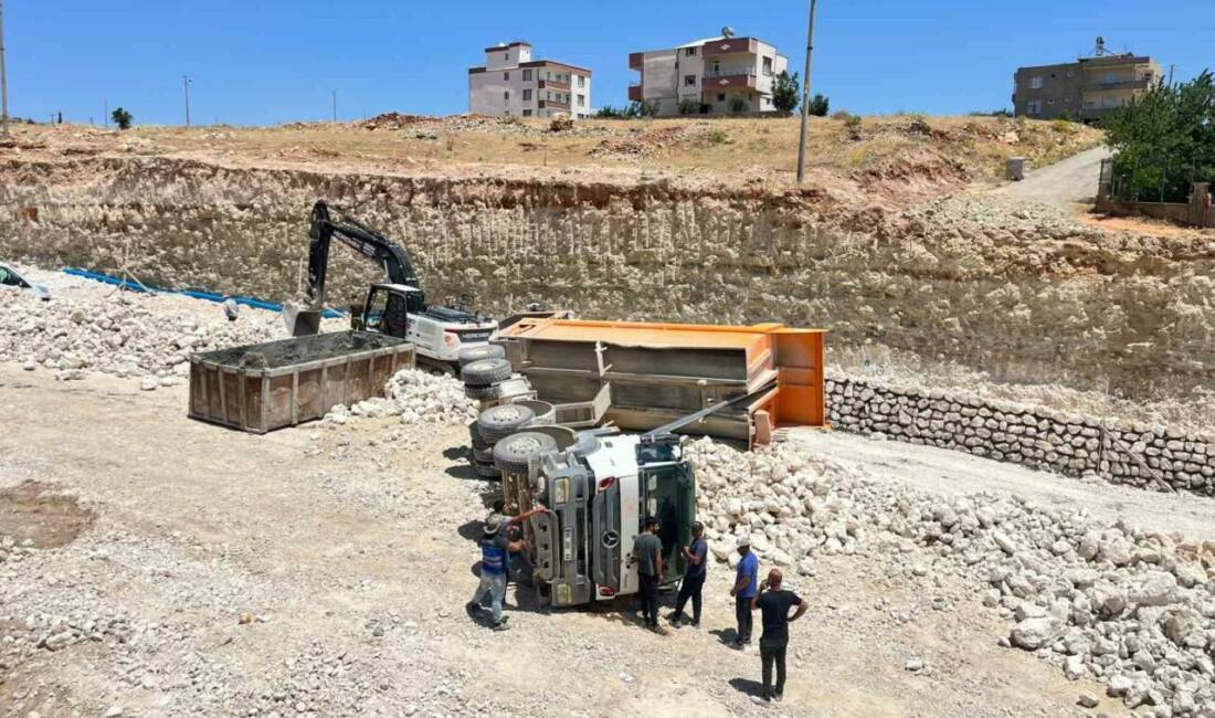 Adıyaman’ın Besni ilçesinde yük boşaltma sırasında kontrolden çıkan kamyon devrildi.
