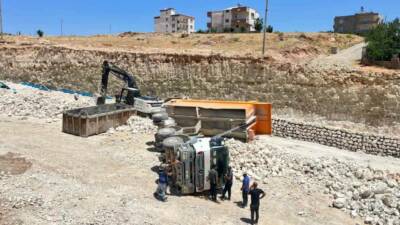 Adıyaman’ın Besni ilçesinde yük boşaltma sırasında kontrolden çıkan kamyon devrildi.
