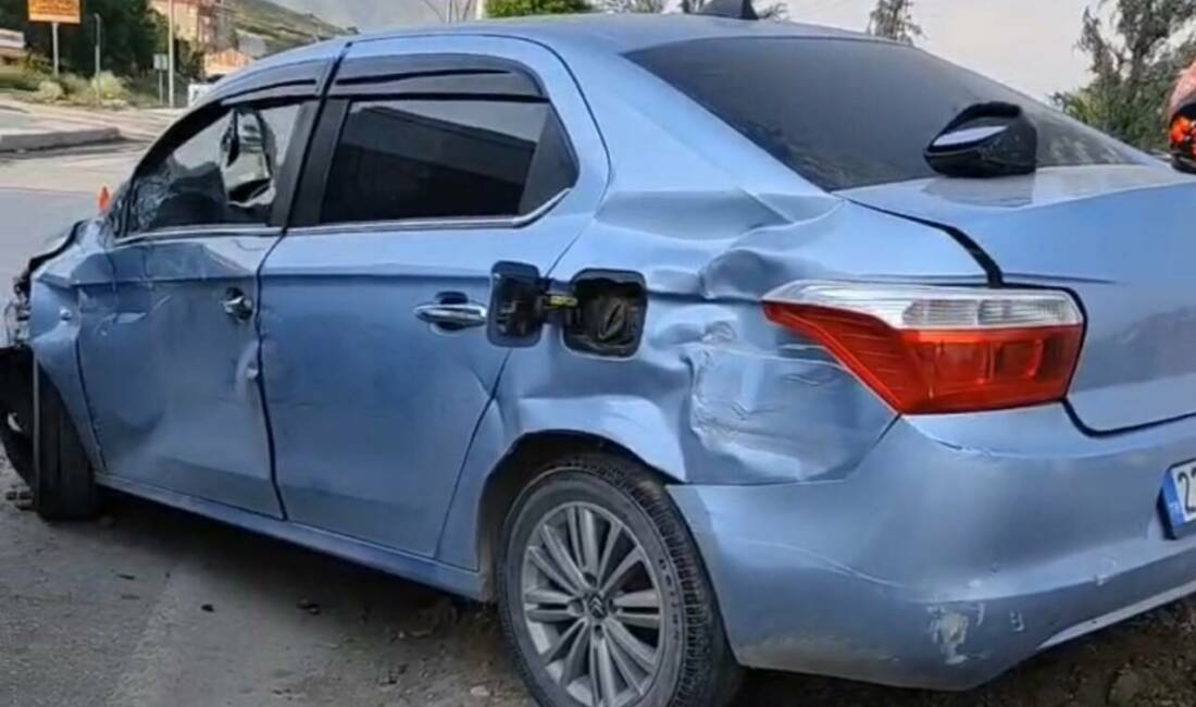 Hakkari’nin Yüksekova ilçesinde otomobil ile kamyonun çarpıştığı kazada 5 kişi