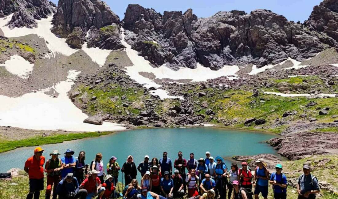 Hakkari’nin Yüksekova ilçesi eşsiz doğal güzellikleriyle yerli ve yabancı turistlerin