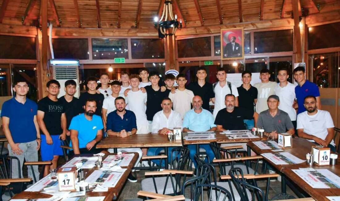 Manisa İl Birinciliğinde namağlup şampiyon olan Yunusemre Belediyespor U17 Futbol