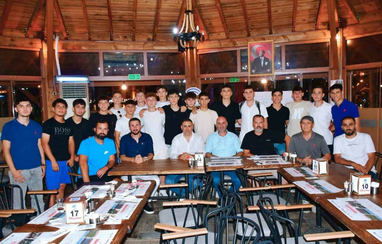 Manisa İl Birinciliğinde namağlup şampiyon olan Yunusemre Belediyespor U17 Futbol
