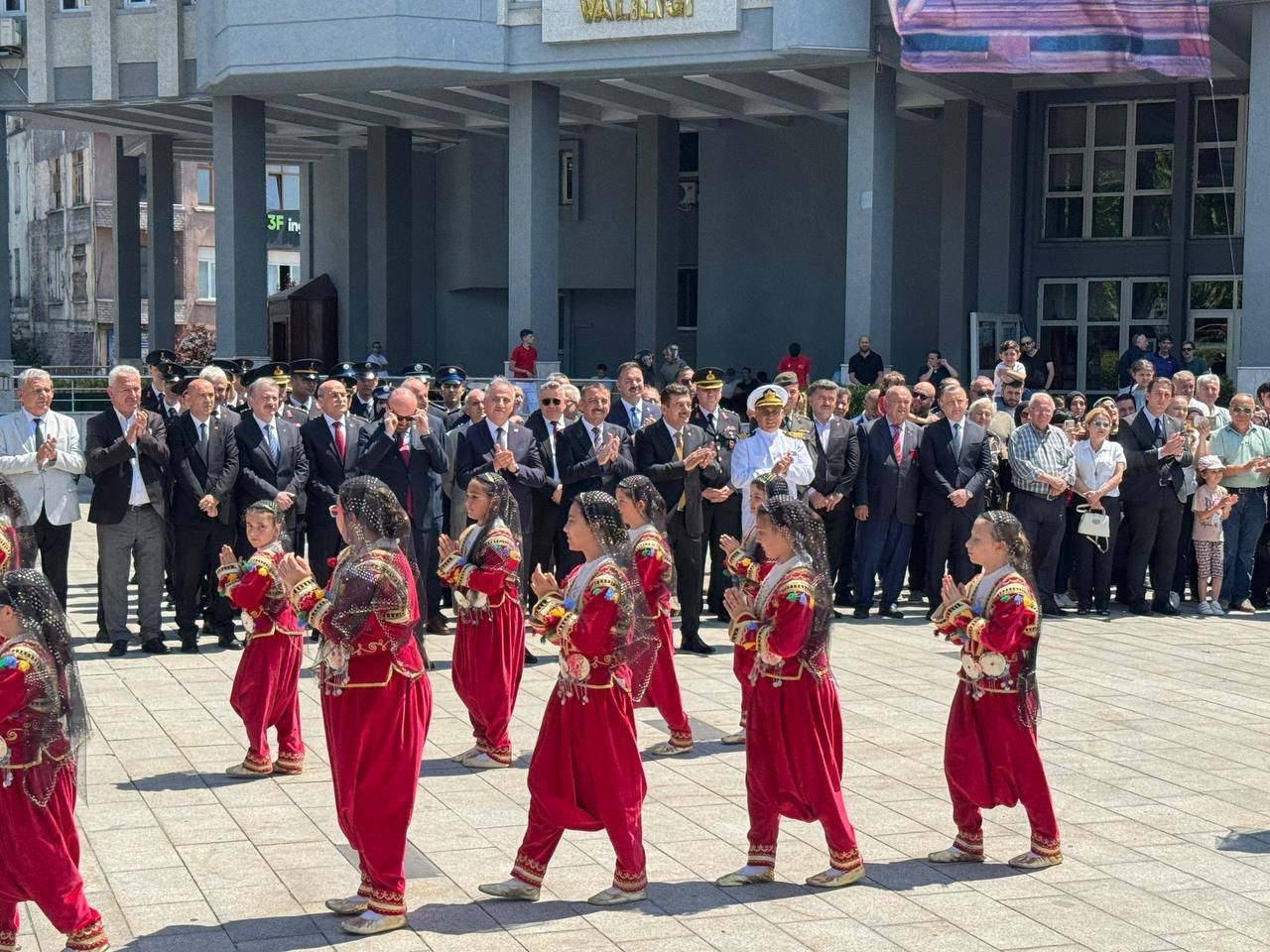 Zonguldak’ın düşman işgalinden kurtuluşunun 104’üncü yıl dönümü nedeniyle Valilik binası