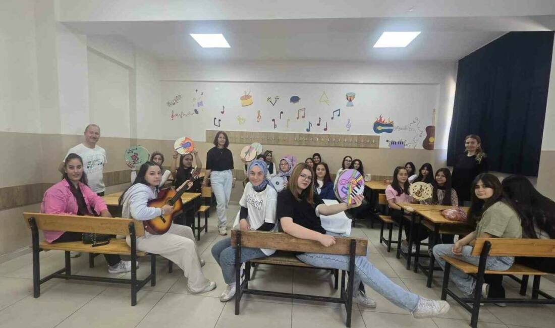 Afyonkarahisar Zübeyde Hanım Kız Mesleki ve Teknik Anadolu Lisesi’nde öğrenciler,