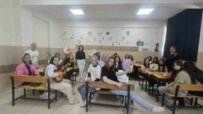 Afyonkarahisar Zübeyde Hanım Kız Mesleki ve Teknik Anadolu Lisesi’nde öğrenciler,