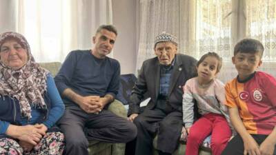 Hatay’ın İskenderun ilçesinde yaşayan 103 yaşındaki Kore gazisi Derviş Karakuş,