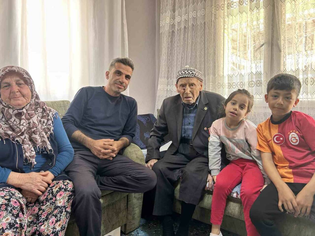 Hatay’ın İskenderun ilçesinde yaşayan 103 yaşındaki Kore gazisi Derviş Karakuş,