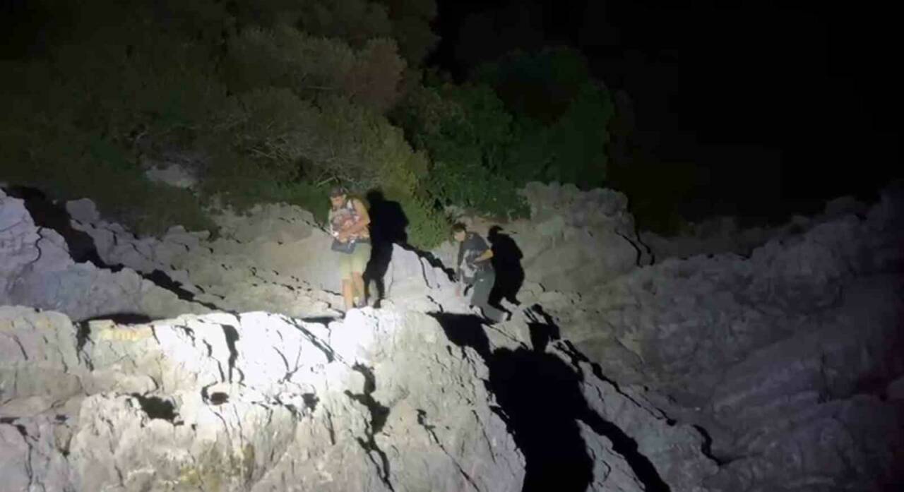 Muğla’nın Marmaris ilçesinde karadan ulaşımın bulunmadığı bir bölgede mahsur kalan