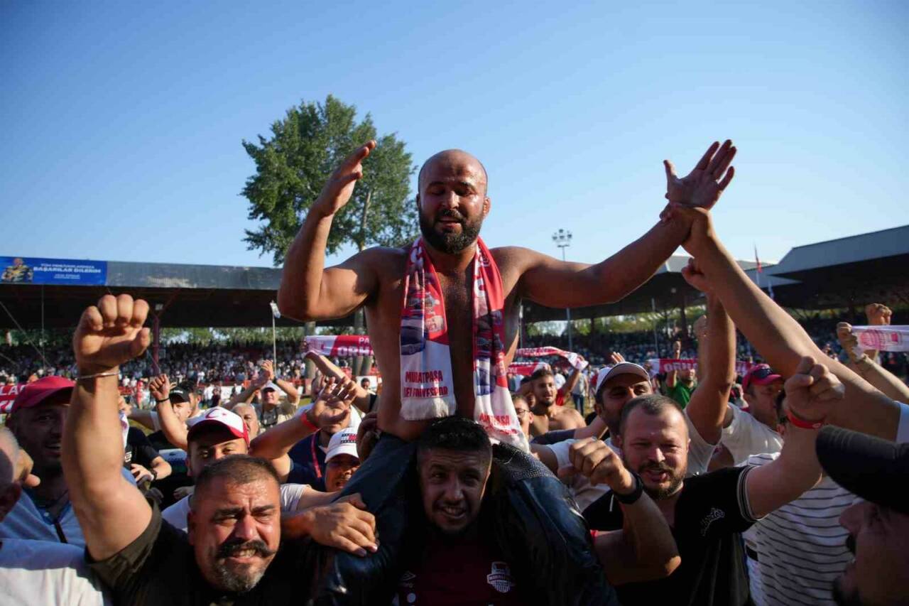 664. Tarihi Kırkpınar Yağlı Güreşleri’nde başpehlivanlık unvanı için mindere çıkan