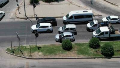 Adana’nın kırmızı ışıkta duran araçların camına aniden dayatılan bezler, ardından