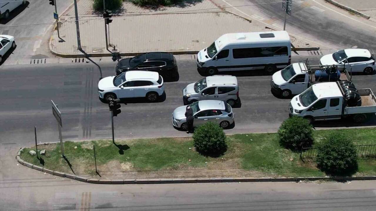 Adana’nın kırmızı ışıkta duran araçların camına aniden dayatılan bezler, ardından