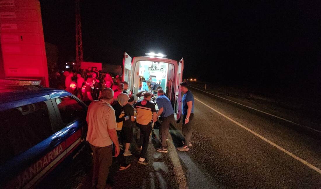 ADANA (AA) – Adana’nın Pozantı ilçesinde kamyonet ile ticari taksinin