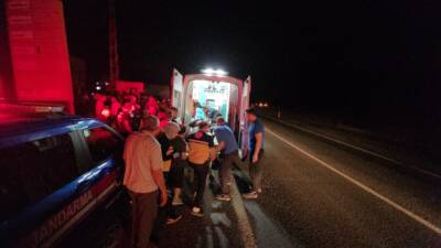 ADANA (AA) – Adana’nın Pozantı ilçesinde kamyonet ile ticari taksinin