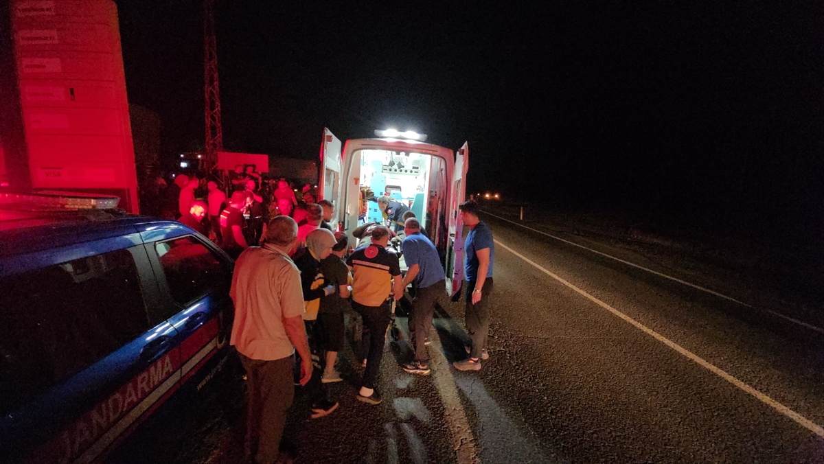ADANA (AA) – Adana’nın Pozantı ilçesinde kamyonet ile ticari taksinin