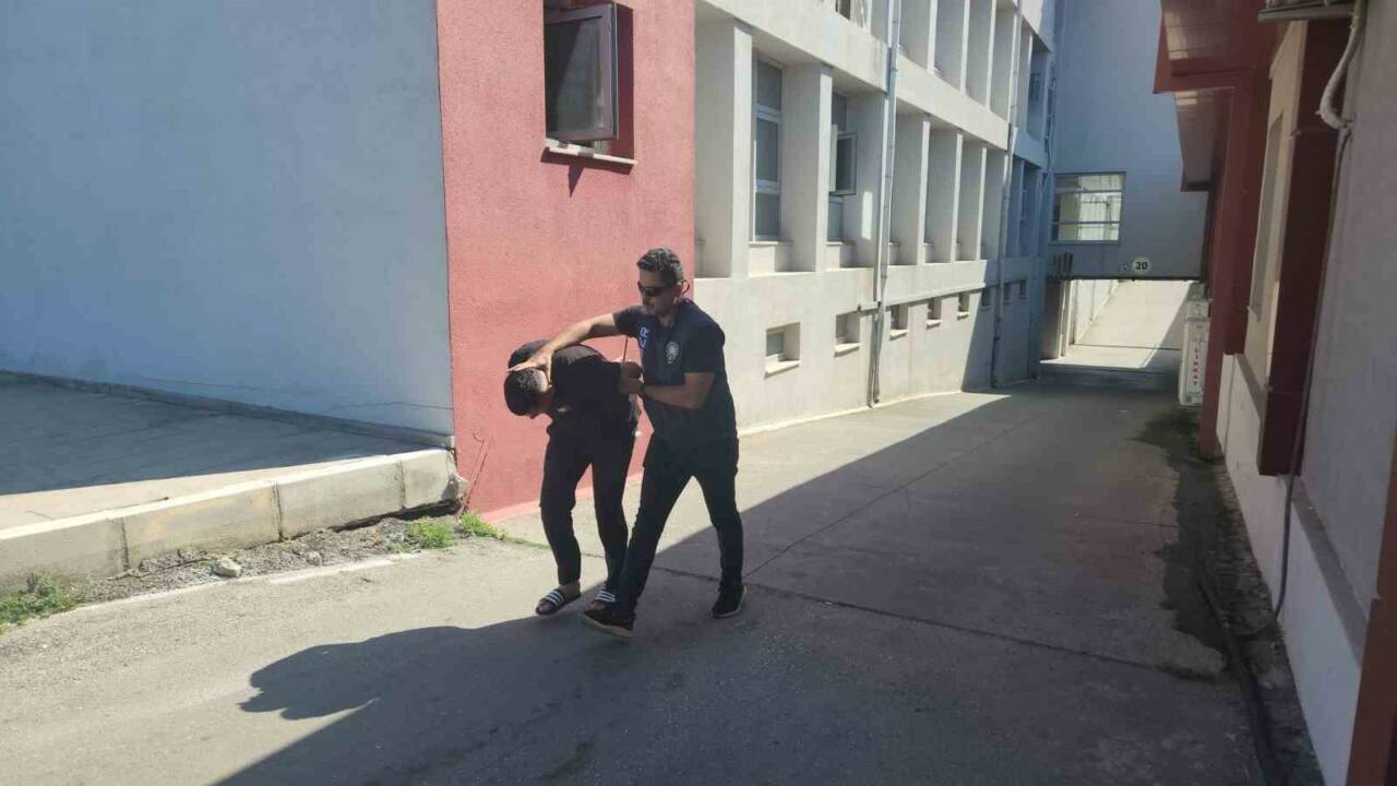 Adana’da bir daireyi satmak isteyen kadının evi, ‘sazan sarmalı’ yöntemiyle