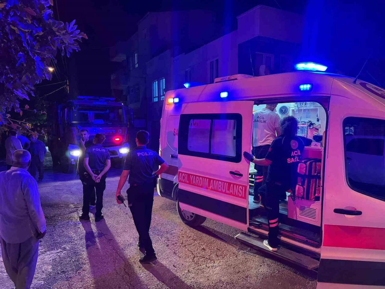 Adıyaman’da bir evde çıkan yangında 2 kişi dumandan etkilendi. Edinilen