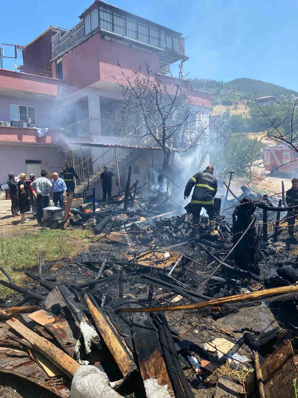 Kahramanmaraş’ta bir ahırda çıkan yangında 30 küçükbaş hayvan telef oldu.