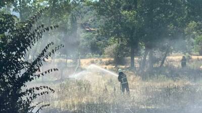 Çorum’un Osmancık ilçesinde akaryakıt istasyonunun yanında çıkan örtü yangını, itfaiye