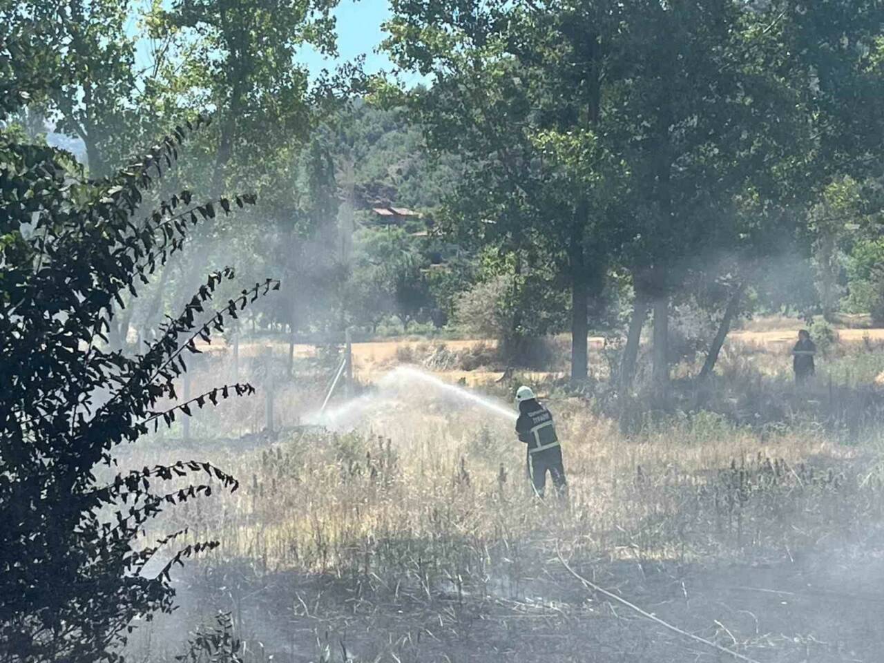 Çorum’un Osmancık ilçesinde akaryakıt istasyonunun yanında çıkan örtü yangını, itfaiye