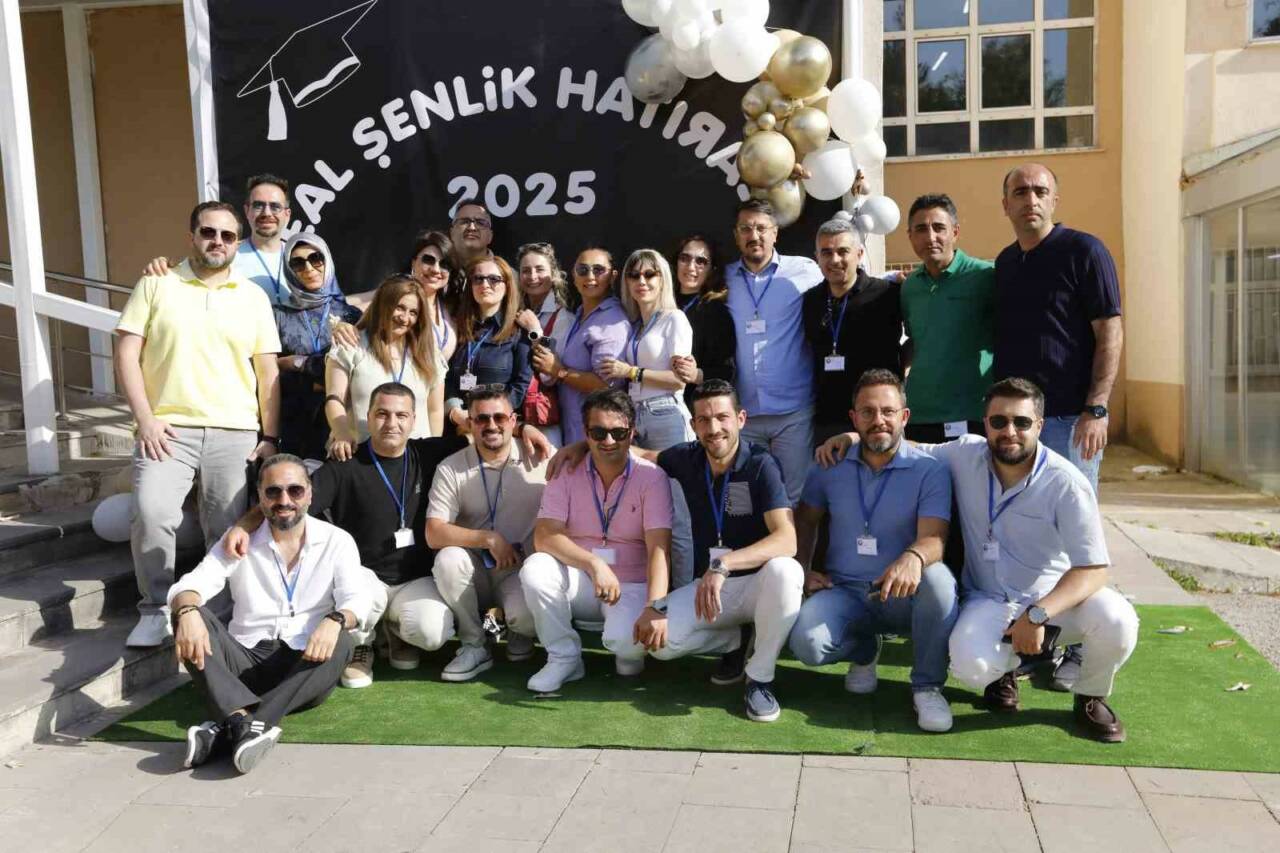 Erzurum Merkez Anadolu Lisesi (EAL) mezunları geleneksel mezun şenliğinde buluştu.