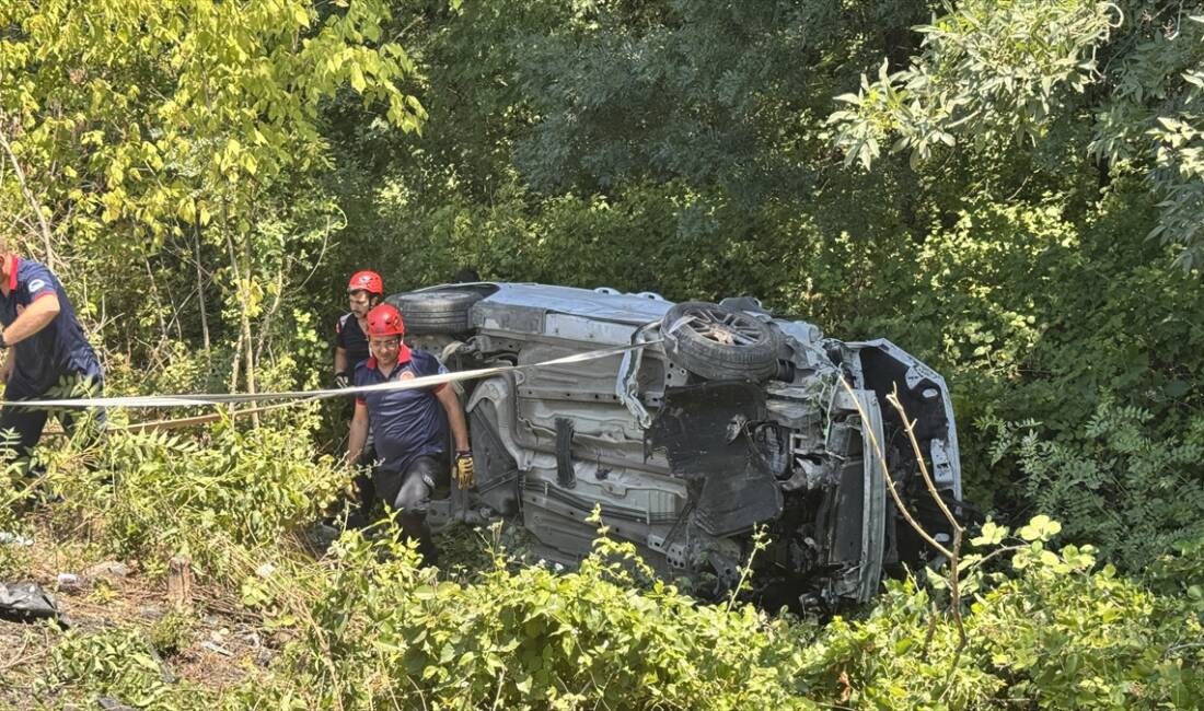 SAKARYA (AA) – Anadolu Otoyolu’nun Sakarya kesiminde şarampole devrilen otomobildeki