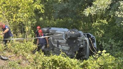 SAKARYA (AA) – Anadolu Otoyolu’nun Sakarya kesiminde şarampole devrilen otomobildeki