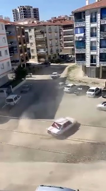 Ankara’nın Sincan ilçesinde sokak ortasında drift atan sürücü ortalığı birbirine