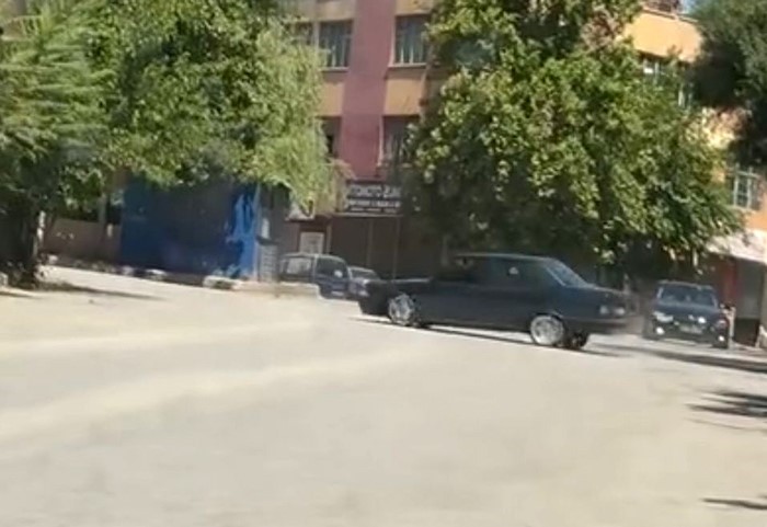 Ankara’nın Altındağ ilçesinde sokak ortasında drift atan sürücü ortalığı birbirine