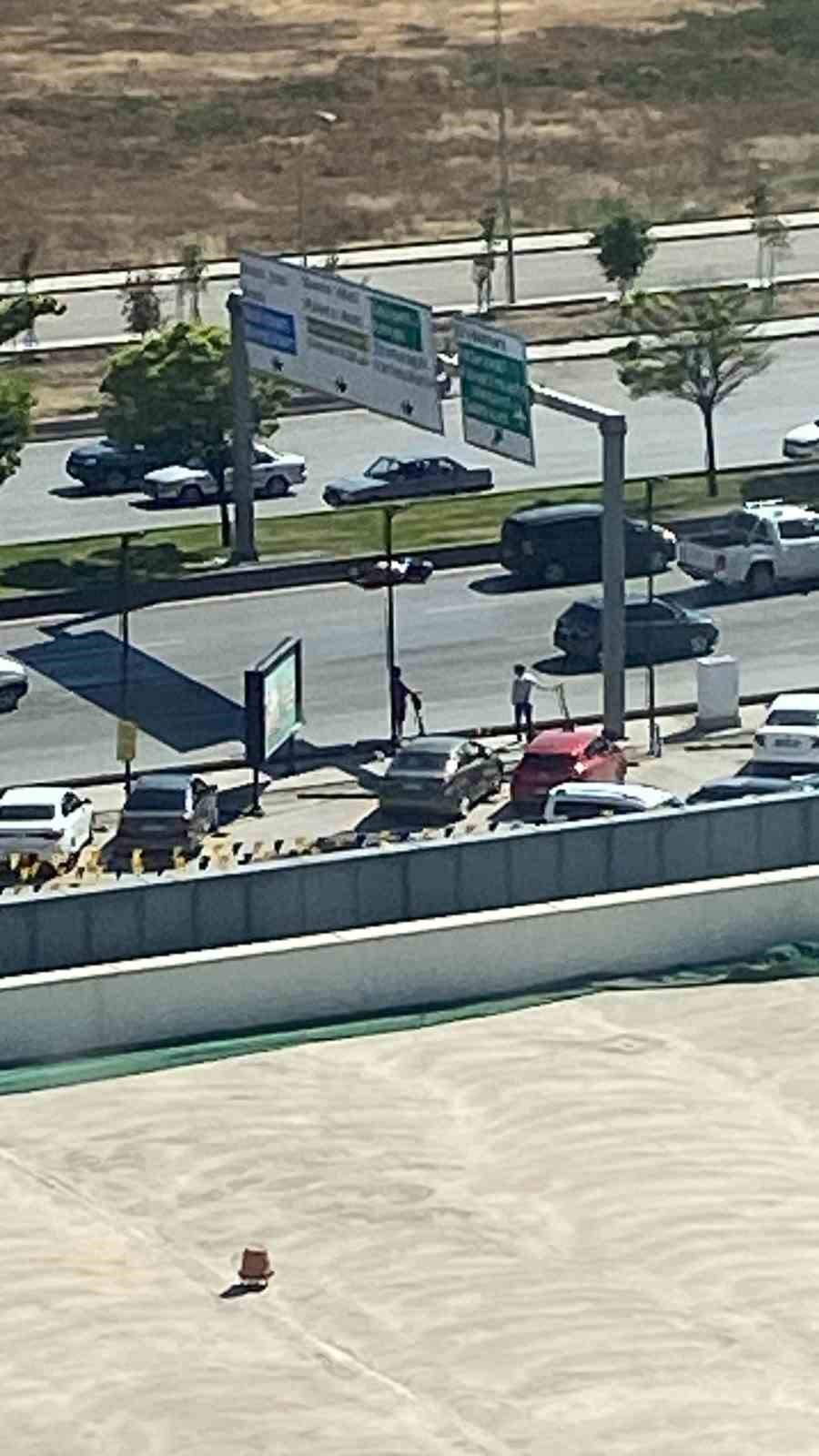 Ankara’da yolun karşısına geçmek isteyen bir yayaya araba çarptı. Yaya