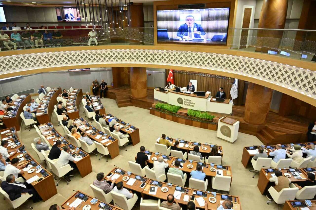 Rüşvet soruşturması çerçevesinde tutuklanan Antalya Büyükşehir Belediye Başkanı Muhittin Böcek’in