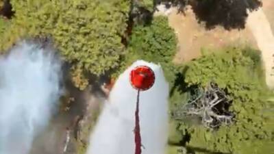 Antalya’nın Muratpaşa ilçesinde yerleşim alanlarının yakınında çıkan orman yangınına Antalya