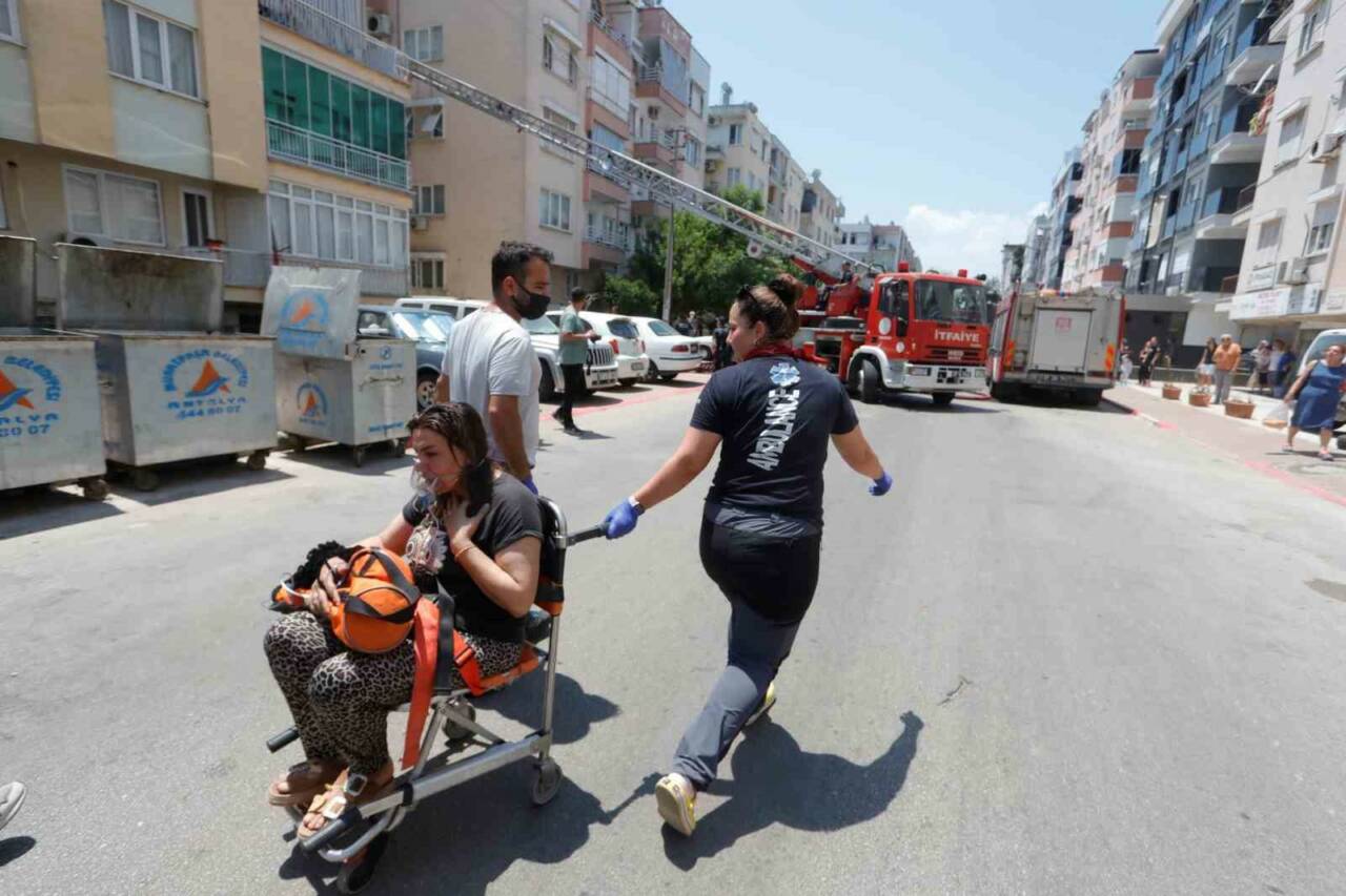 Antalya’da bir apartman dairesinde çıkan yangında dumandan etkilenen 7’si çocuk