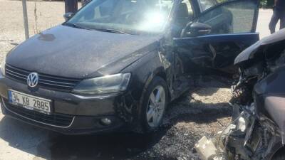 ANTALYA (AA) – Antalya’nın Kaş ilçesinde iki otomobil ve hafif