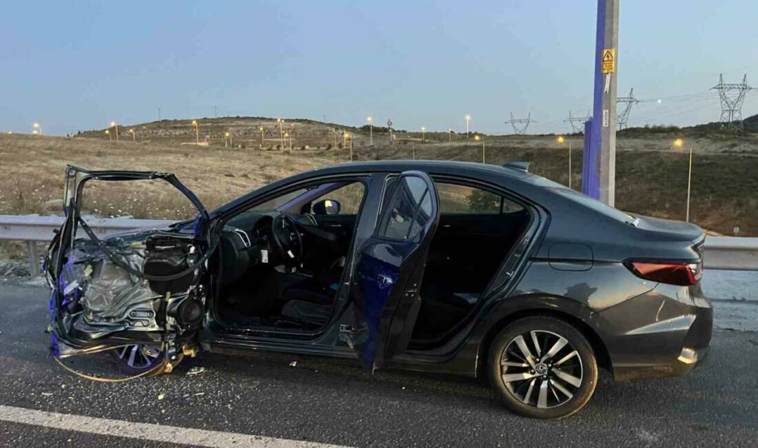 Arnavutköy’de emniyet şeridine park edip araçtan inen sürücü, minibüsün çarpması