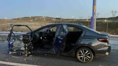 Arnavutköy’de emniyet şeridine park edip araçtan inen sürücü, minibüsün çarpması