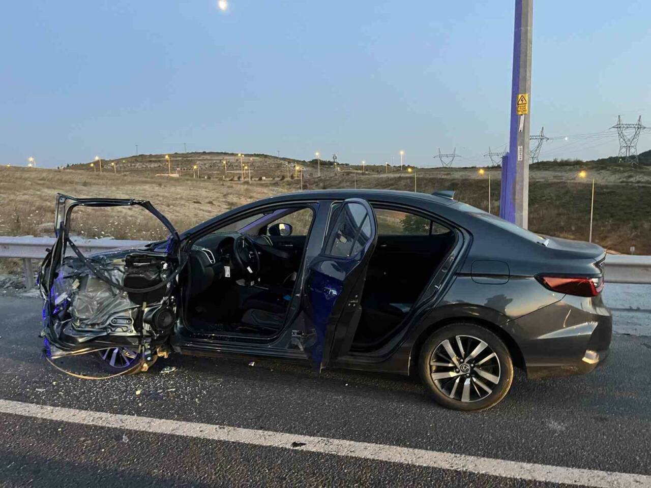 Arnavutköy’de emniyet şeridine park edip araçtan inen sürücü, minibüsün çarpması