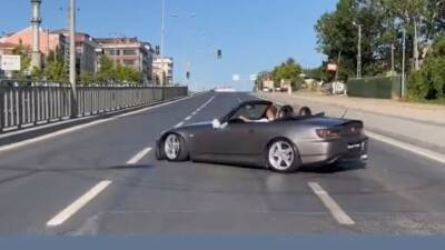 Arnavutköy Karlıbayır mevkiinde düğün konvoyu yapan bir grup, kırmızı ışık