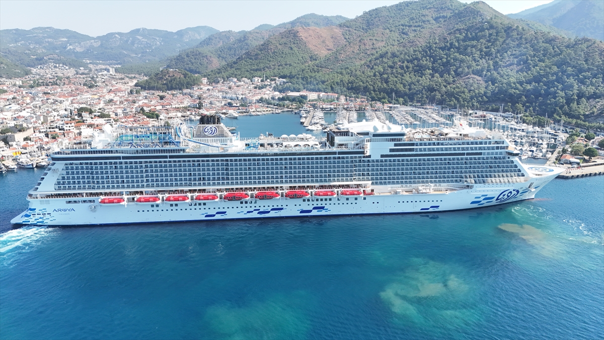 MUĞLA (AA) – Muğla’nın Marmaris ilçesine gelen “Aroya” isimli kruvaziyer