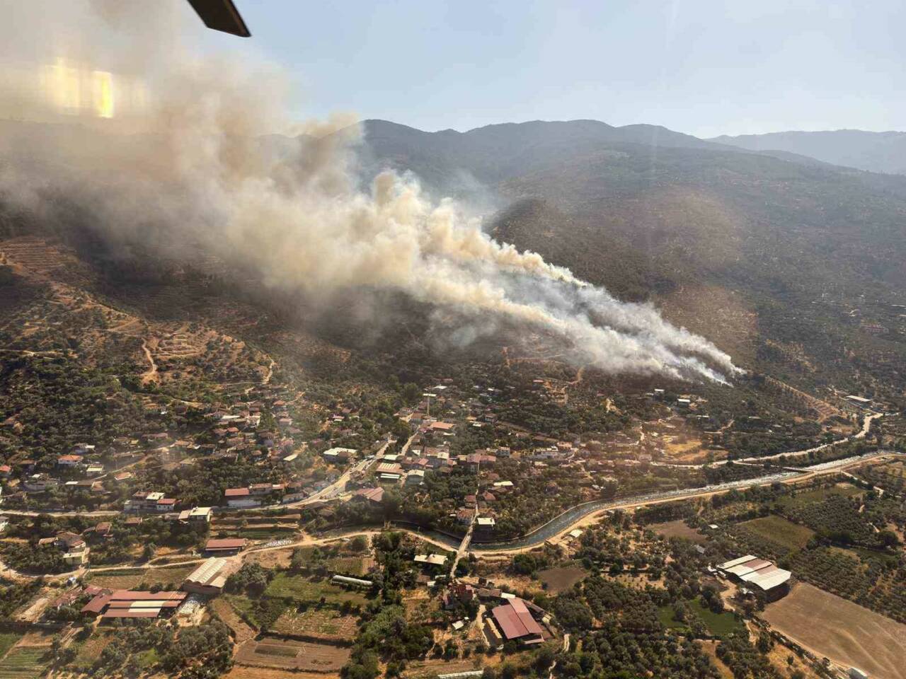 Aydın’ın Bozdoğan ilçesinde ormanlık alanda yangın çıktı. Edinilen bilgiye göre,