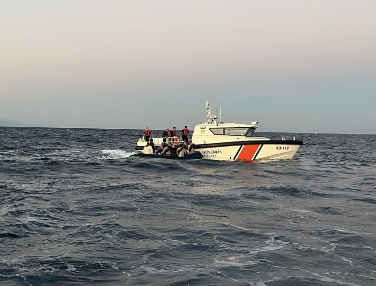 Çanakkale’nin Ayvacık ilçesi açıklarında Sahil Güvenlik ekiplerince 17 kaçak göçmen