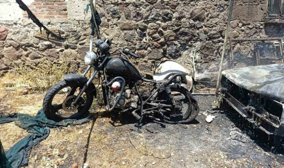 Çanakkale’nin Ayvacık ilçesinde otomobil yandı. Yangın sırasında otomobil önünde park