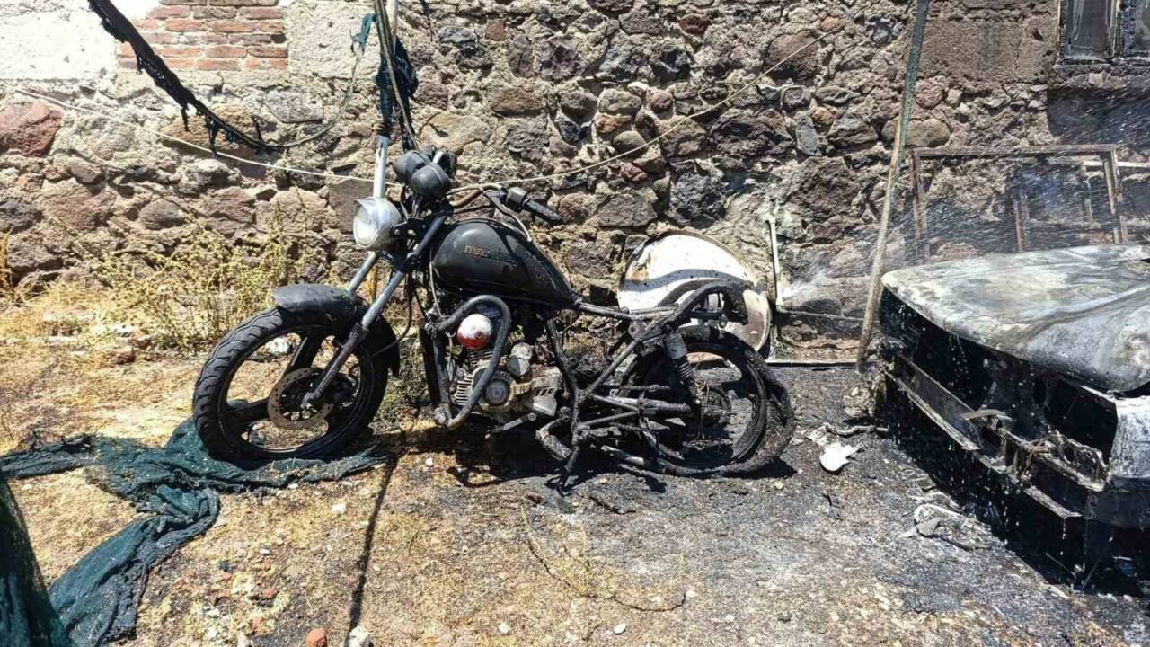 Çanakkale’nin Ayvacık ilçesinde otomobil yandı. Yangın sırasında otomobil önünde park