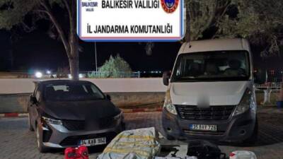 Balıkesir’in Ayvalık ilçesinde düzensiz göçle mücadele kapsamında düzenlenen operasyonda 22