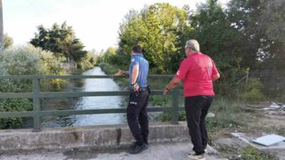 Samsun’un Bafra ilçesinde sulama kanalına düşen bir kişi, çevredeki vatandaşlar