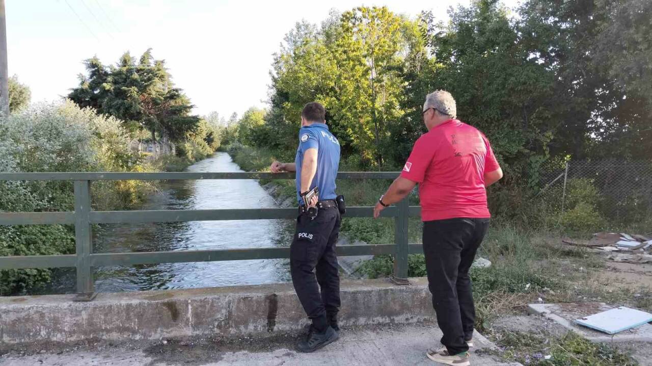 Samsun’un Bafra ilçesinde sulama kanalına düşen bir kişi, çevredeki vatandaşlar