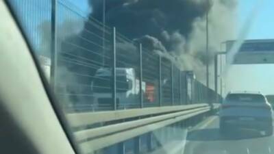 Bakırköy İncirli’de boş bir metrobüsün motor kısmında çıkan yangın, itfaiye