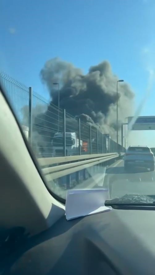 Bakırköy İncirli’de boş bir metrobüsün motor kısmında çıkan yangın, itfaiye