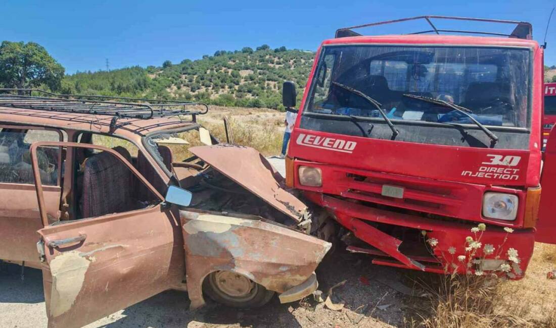 Balıkesir’in İvrindi ilçesinde otomobil ile kamyonet kafa kafaya çarpışarak çift